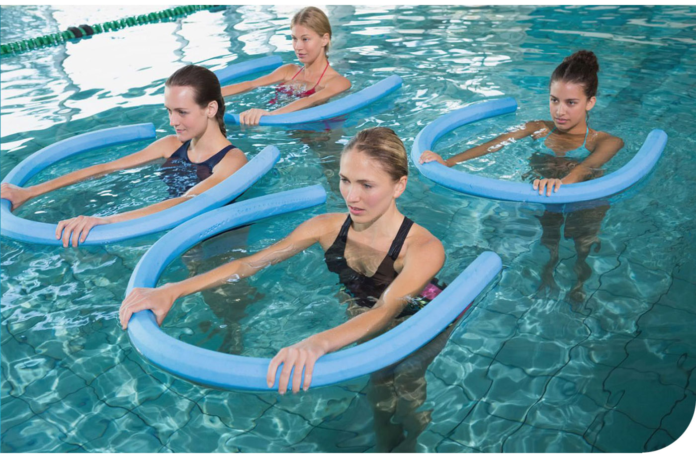 Aqua aerobic to aktywność fizyczna stanowiąca formę czynnego wypoczynku. Znakomicie wpływa na poprawę kondycji i modelowanie sylwetki, a przy tym, jest bardzo przyjemny! 